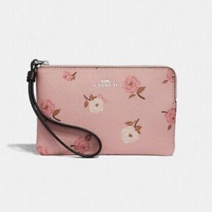 **SOLD** NEW COACH PEONY CORNER ZIP WRISTLET